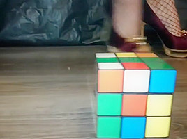 Lady L crush cubik rubik.