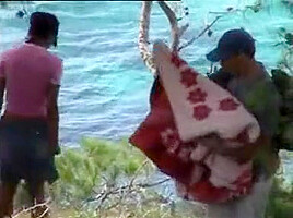 Un couple hot baise sous un pin parasol a la plage