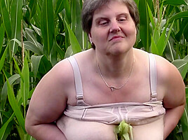 Big Mature Lady Plays With Herself In A Corn Field – MatureNL